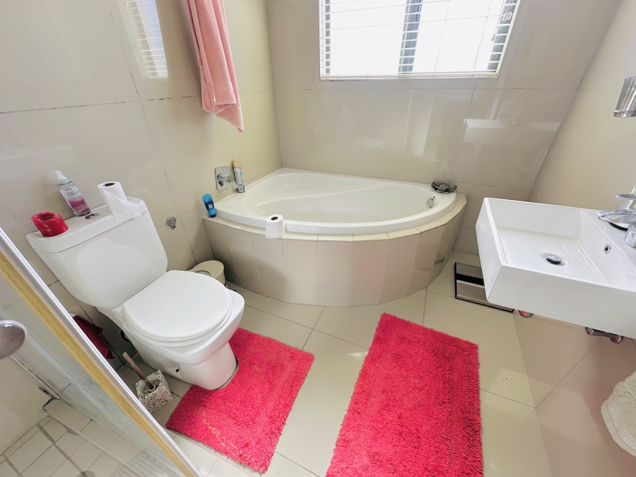 4 Bedroom Property for Sale in Parklands North Western Cape